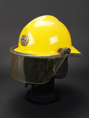casque de chantier jaune avec visière transparente et calotte jaune