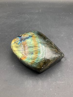 Bloc de Labradorite, poli sur 3 faces. 1.3Kg