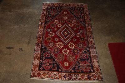 un tapis au sol avec un tapis rouge au sol