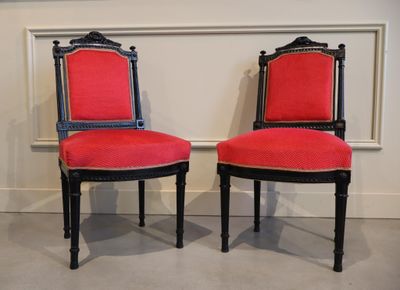 Paire de chaises en bois laqué noir. Style Louis XVI.