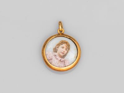 un portrait en or et émail représentant une jeune fille vêtue d'une robe rose