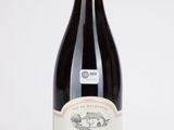 une bouteille de vin posée sur une table