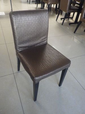 une chaise qui se trouve au milieu d'une pièce