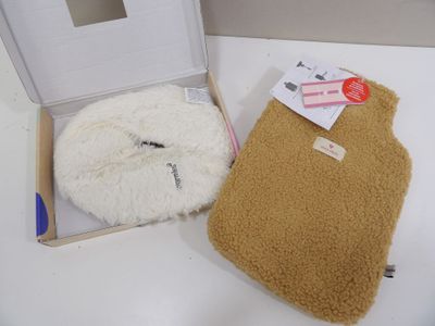 une boîte contenant une bouillotte et une serviette