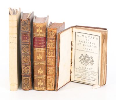 plusieurs vieux livres sont empilés sur une surface blanche