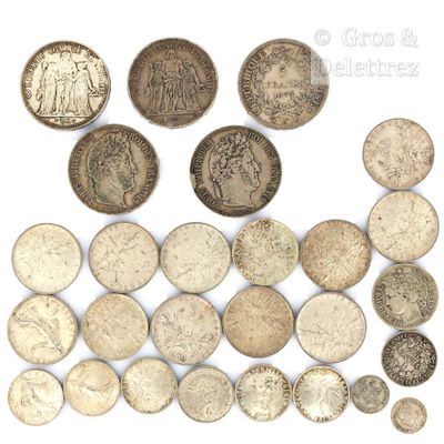 un assortiment de pièces anciennes sur un fond blanc