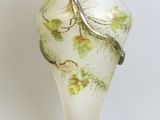 un vase en verre orné d'un oiseau, posé sur une table