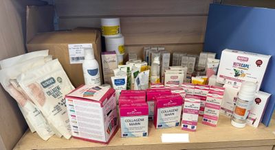 de nombreux types de produits différents sur une étagère dans un placard