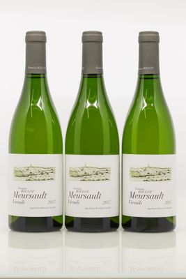 trois bouteilles de vin posées sur une table blanche