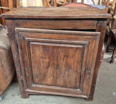 un meuble en bois surmonté d'une porte