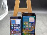 deux téléphones portables posés sur un support en bois