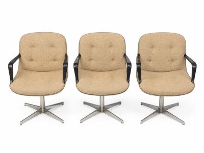 lot de trois fauteuils pivotants du milieu du siècle, avec accoudoirs rembourrés