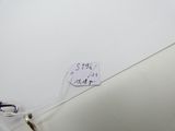 une étiquette sur un bout de papier accrochée à un crochet