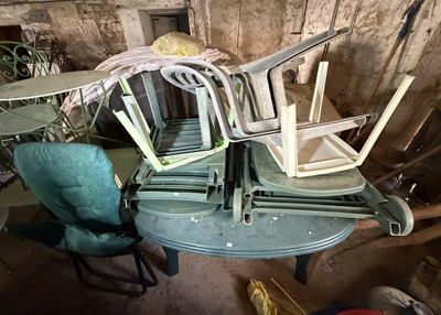 de nombreuses chaises et tables empilées les unes sur les autres