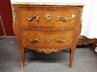 Petite commode à façade galbée en bois de placage marqueté à…