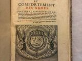 un vieux livre avec l'image d'un blason