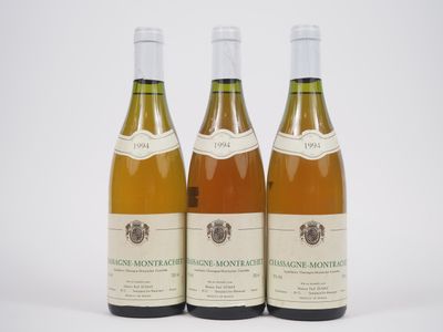 trois bouteilles de vin posées les unes à côté des autres sur une surface blanche