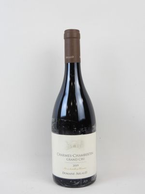 une bouteille de vin posée sur une table