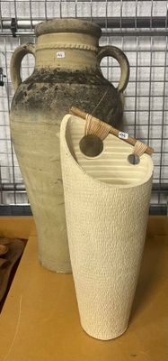 deux vases posés l'un à côté de l'autre sur une table