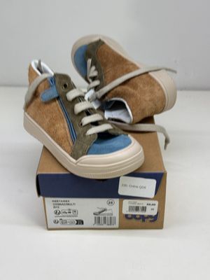 une paire de chaussures qui se trouve sur le dessus d'une boîte