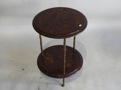 une petite table à deux niveaux