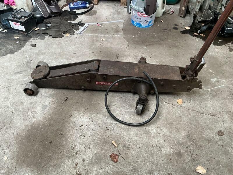 Un cric rouleur hydraulique de garage en acier, de marque CR…