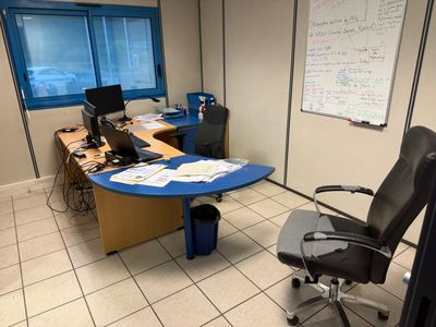 un bureau avec une chaise et un ordinateur dessus