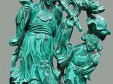 une image représentant une statue d'une femme avec un oiseau sur l'épaule