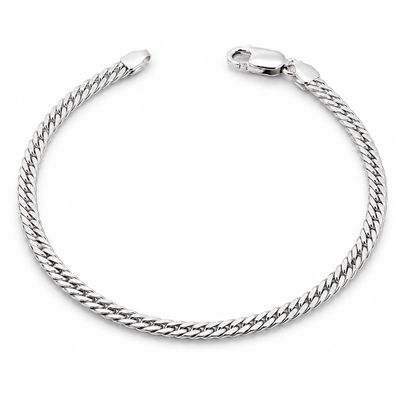 gros plan d'un bracelet en argent sur fond blanc