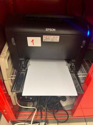 une imprimante qui se trouve à l'intérieur d'une armoire rouge