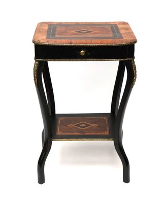 l'image d'une petite table surmontée d'un tiroir