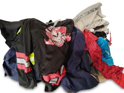 un tas de vêtements posé sur une surface blanche