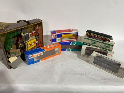 de nombreux types de petits trains dans la boîte