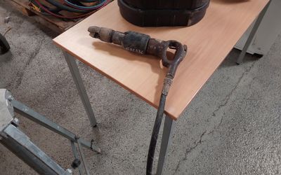 une table sur laquelle sont posés quelques outils