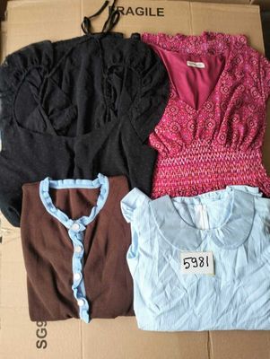 trois chemises pour femmes se trouvent dans une boîte avec une étiquette de prix