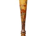 un vase en verre orné de fleurs peintes sur fond blanc