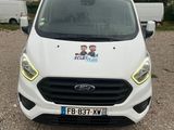 une camionnette blanche garée dans un parking