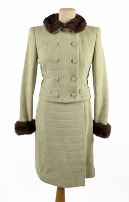 une photo d'une robe et d'un manteau de femme sur un mannequin
