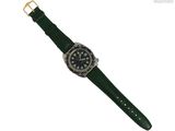gros plan d'une montre sur fond blanc