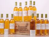 plusieurs bouteilles de vin posées à côté d'une caisse en bois sur une table