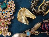 a lot of brooches that are laying on a table