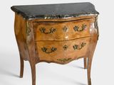 une petite commode avec un plateau en marbre