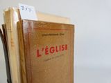 une pile de livres superposés sur une table