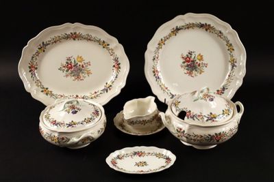 quatre pièces de vaisselle posées sur une table noire