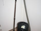 a vacuum that is sitting on the floor next to the wall