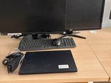 un bureau sur lequel se trouvent un ordinateur portable, un écran, un clavier et une souris