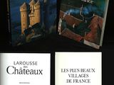 trois livres sur un fond noir, avec un château en arrière-plan