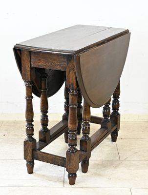 une petite table en bois avec un plateau rabattable