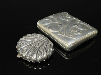 deux pièces d'argent sont posées sur une surface noire