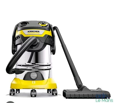 un gros plan d'un aspirateur muni d'un tuyau, sur fond blanc